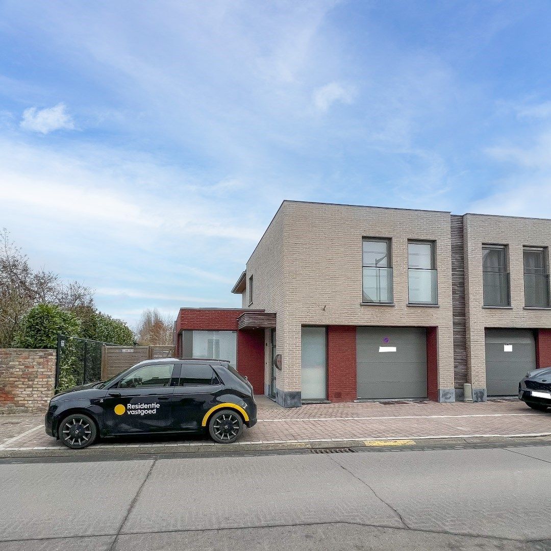Prachtige en ruime woning met garage en tuin te huur in centrum van Zandvoorde. foto {{pictureIndex}}