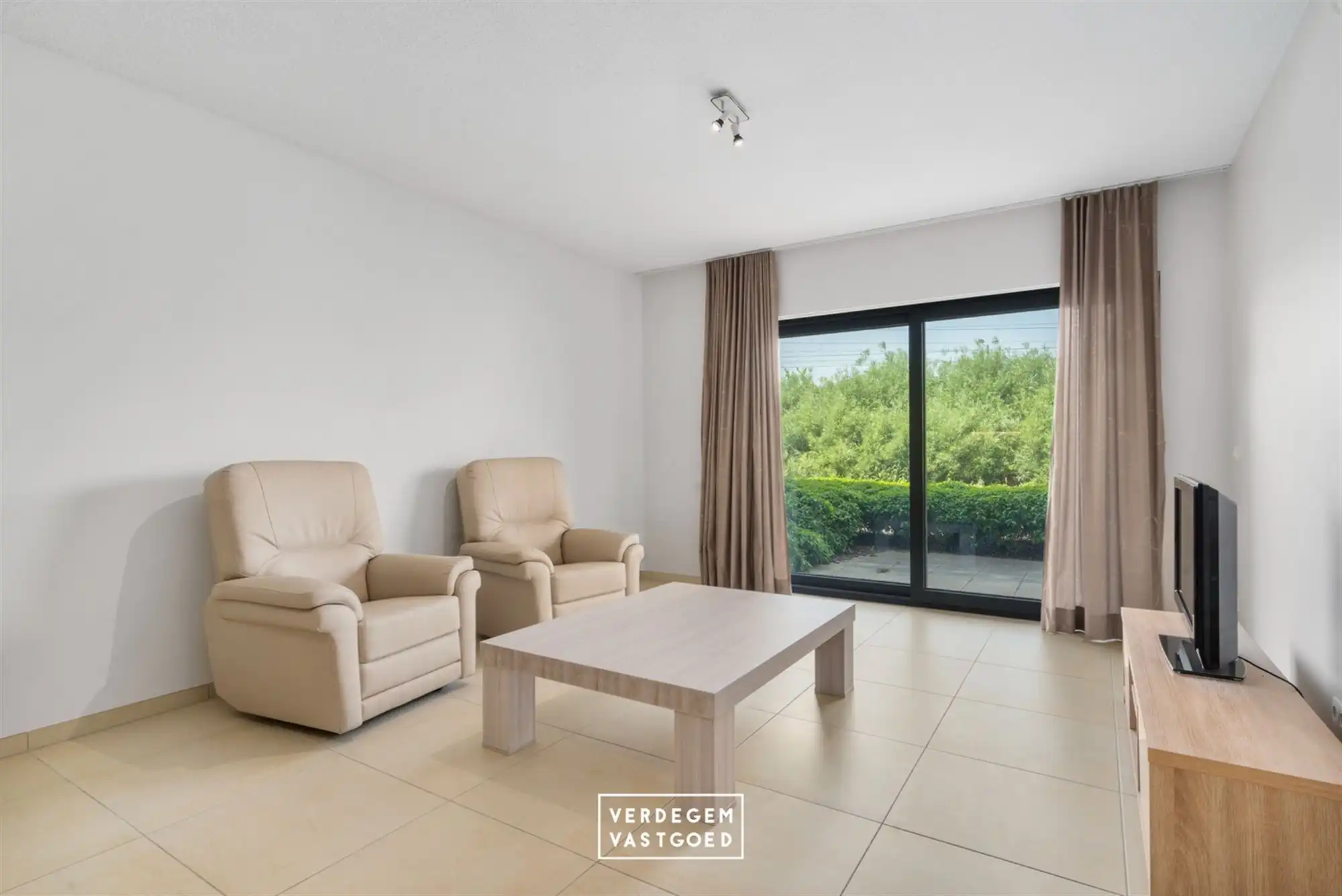 Gelijkvloers service-appartement met autostaanplaats foto {{pictureIndex}}