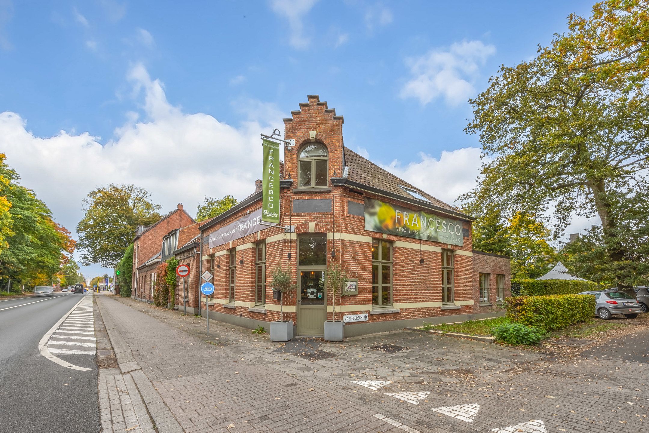 Handelspand met appartement te koop op toplocatie in Kapellen. foto 2