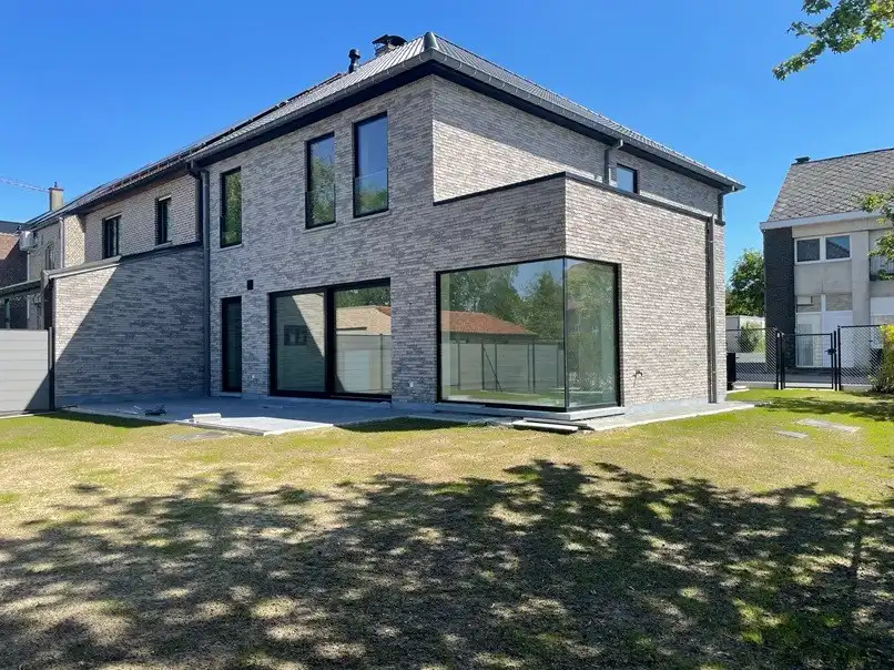 Zeer ruime moderne halfopen nieuwbouwwoning met tuin/terras en garage foto 3