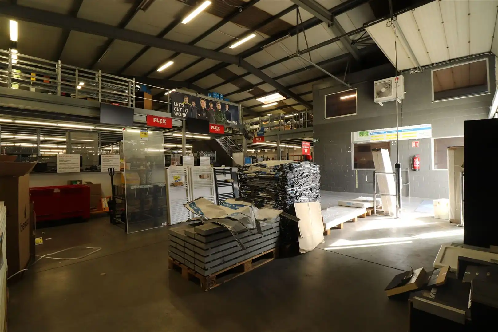 KMO-unit met kantoor en parking foto 4