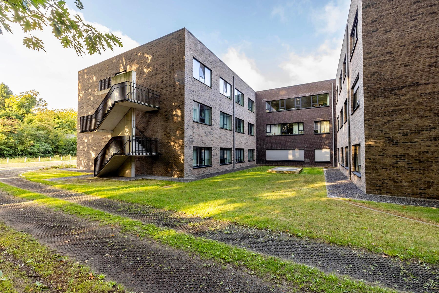 Assistentiewoning in groene omgeving foto {{pictureIndex}}