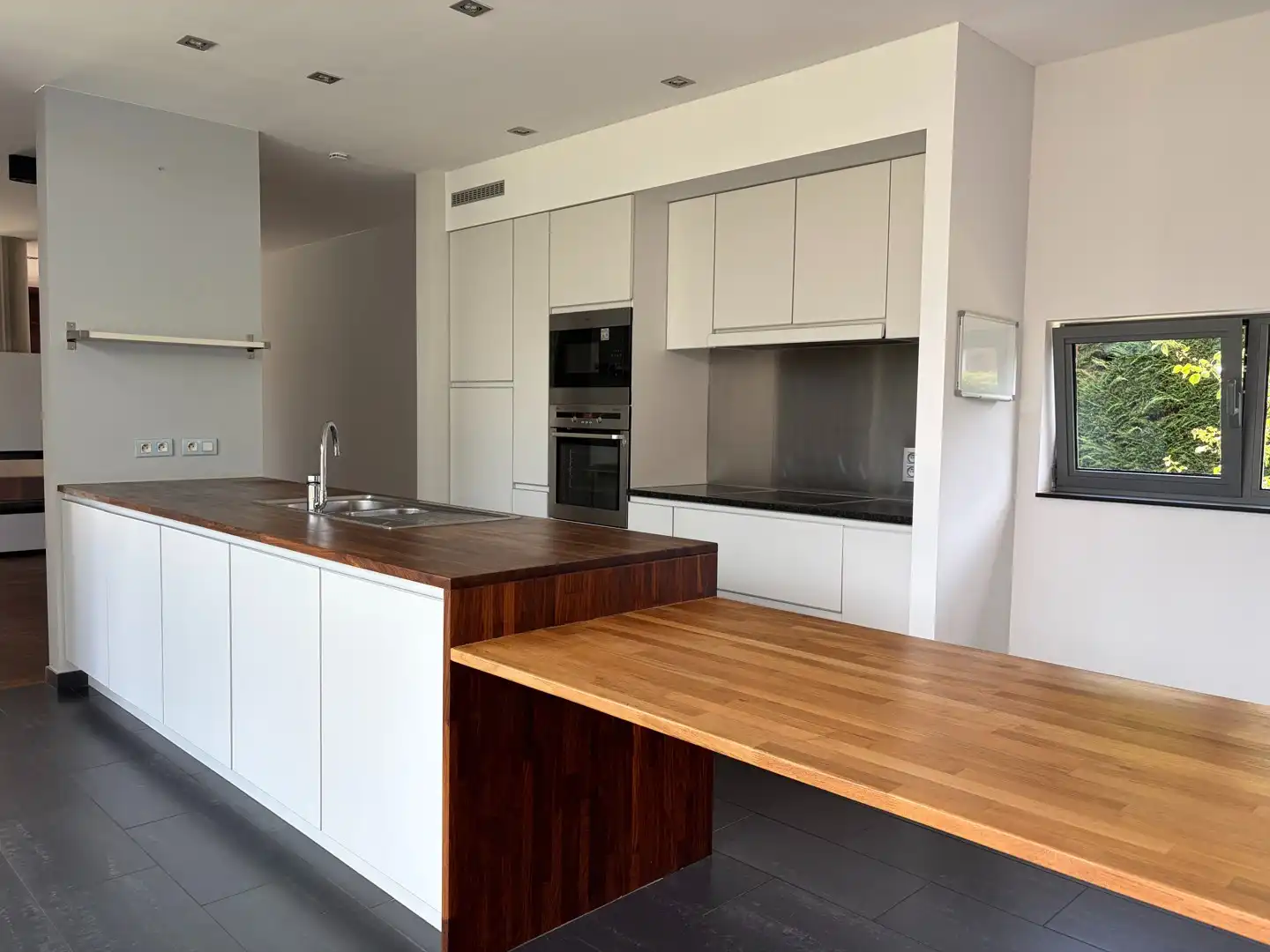 Prachtige, moderne villa gelegen op een groot perceel met prachtig uitzicht en stuk landbouwgrond foto 2