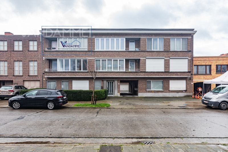 Residentieel, centraal gelegen, te moderniseren 2- slaapkamer-appartement met terras, ruime garage en kelder. foto 1