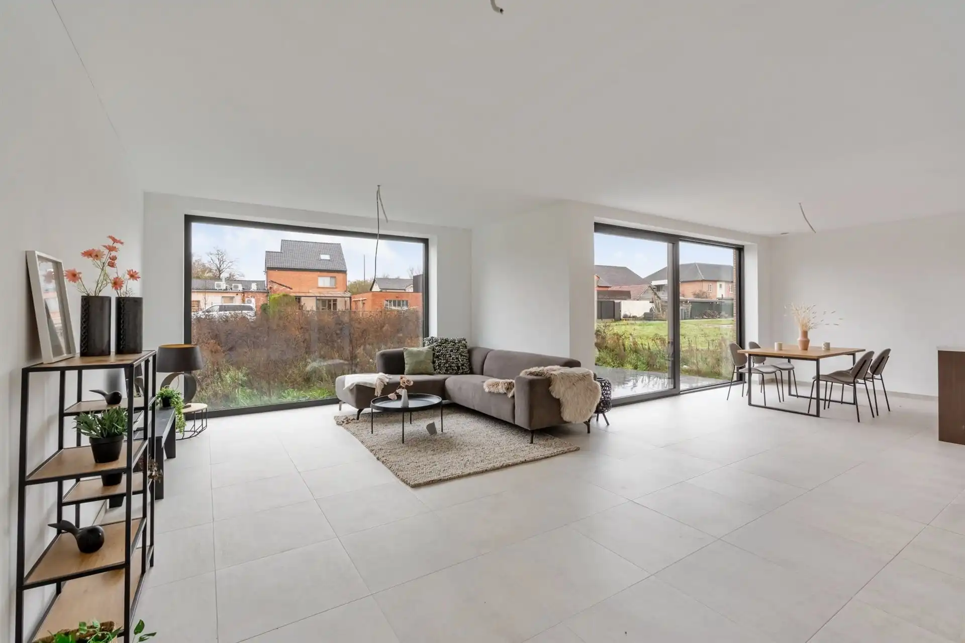 Gelijkvloerse woning met carport en tuin. foto 5