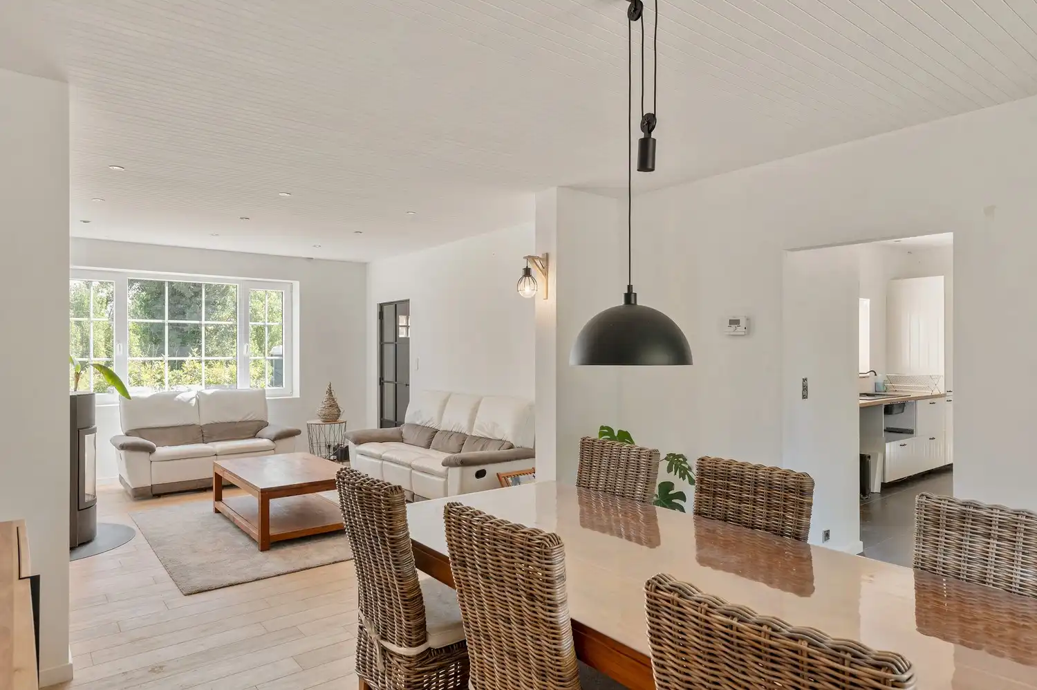 Grotendeels gerenoveerde gezinswoning op een ruim perceel van 1.084 m². foto 9