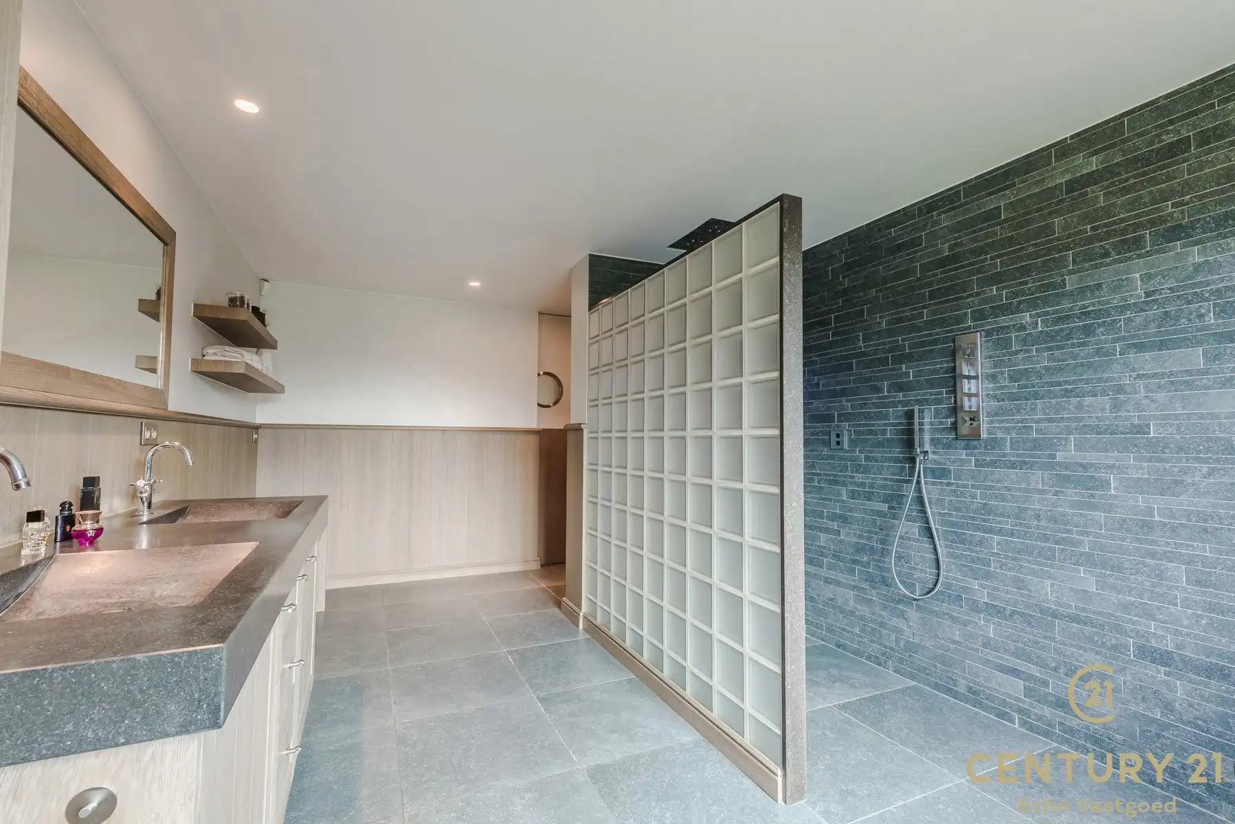 Unieke woning met magazijnen,  zwembad en conciergewoning foto 17