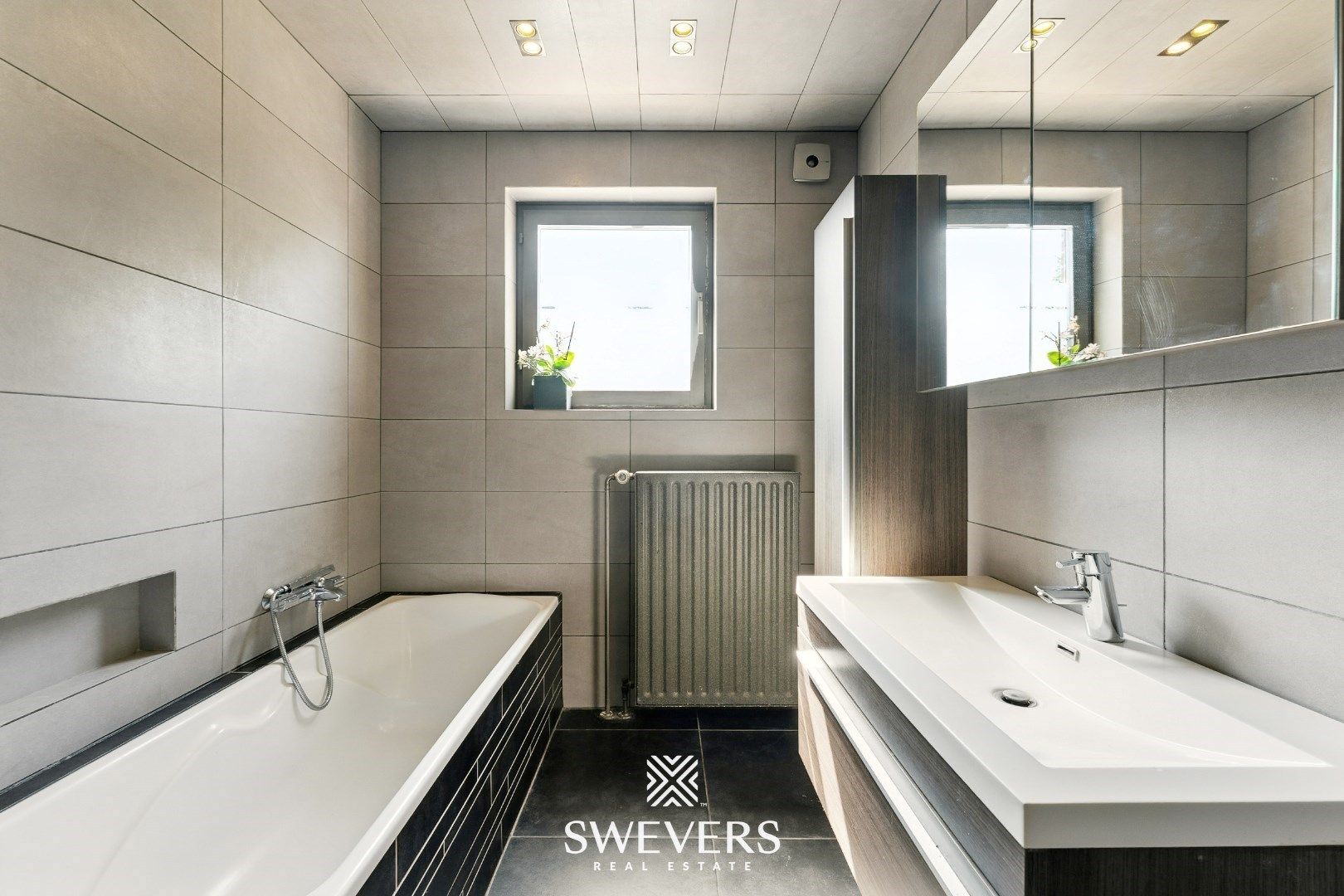 Ruime gezinswoning met zonnepanelen, kelder en zonnige tuin op topligging foto 14