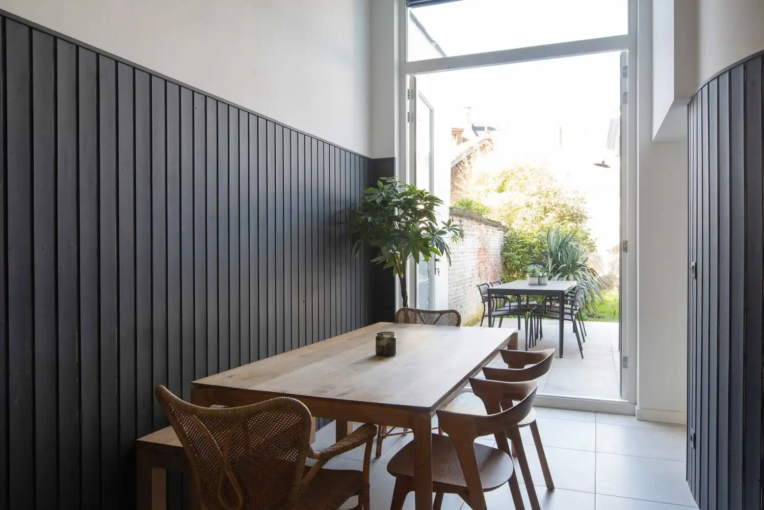 Gerenoveerd herenhuis met 4 slaapkamers en heerlijke tuin in Zurenborg foto 3