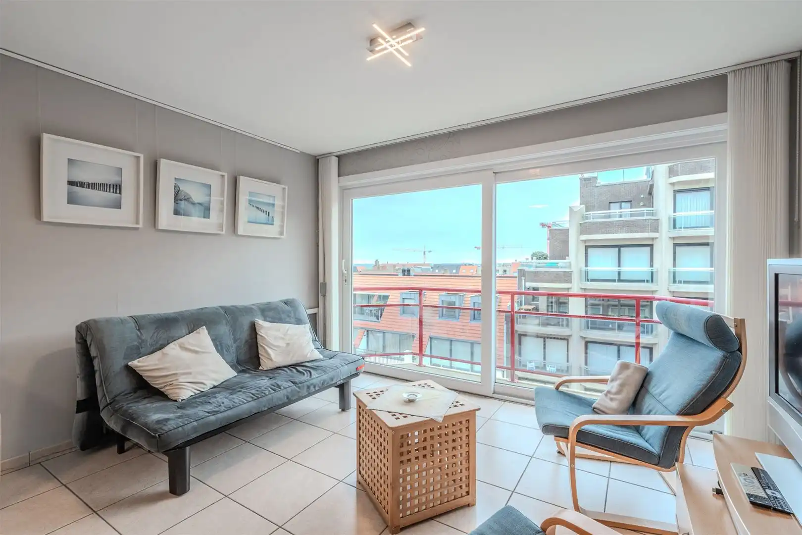 Instapklare studio met zijdelings zeezicht foto 3