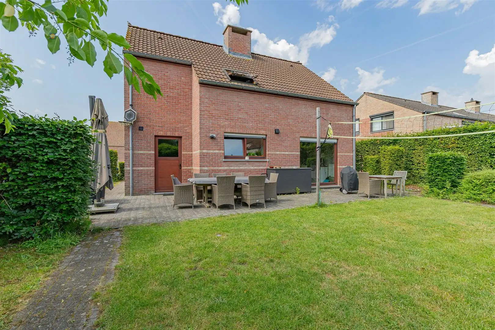 Open bebouwing met 3 slpk en grote tuin in rustige wijk foto 15