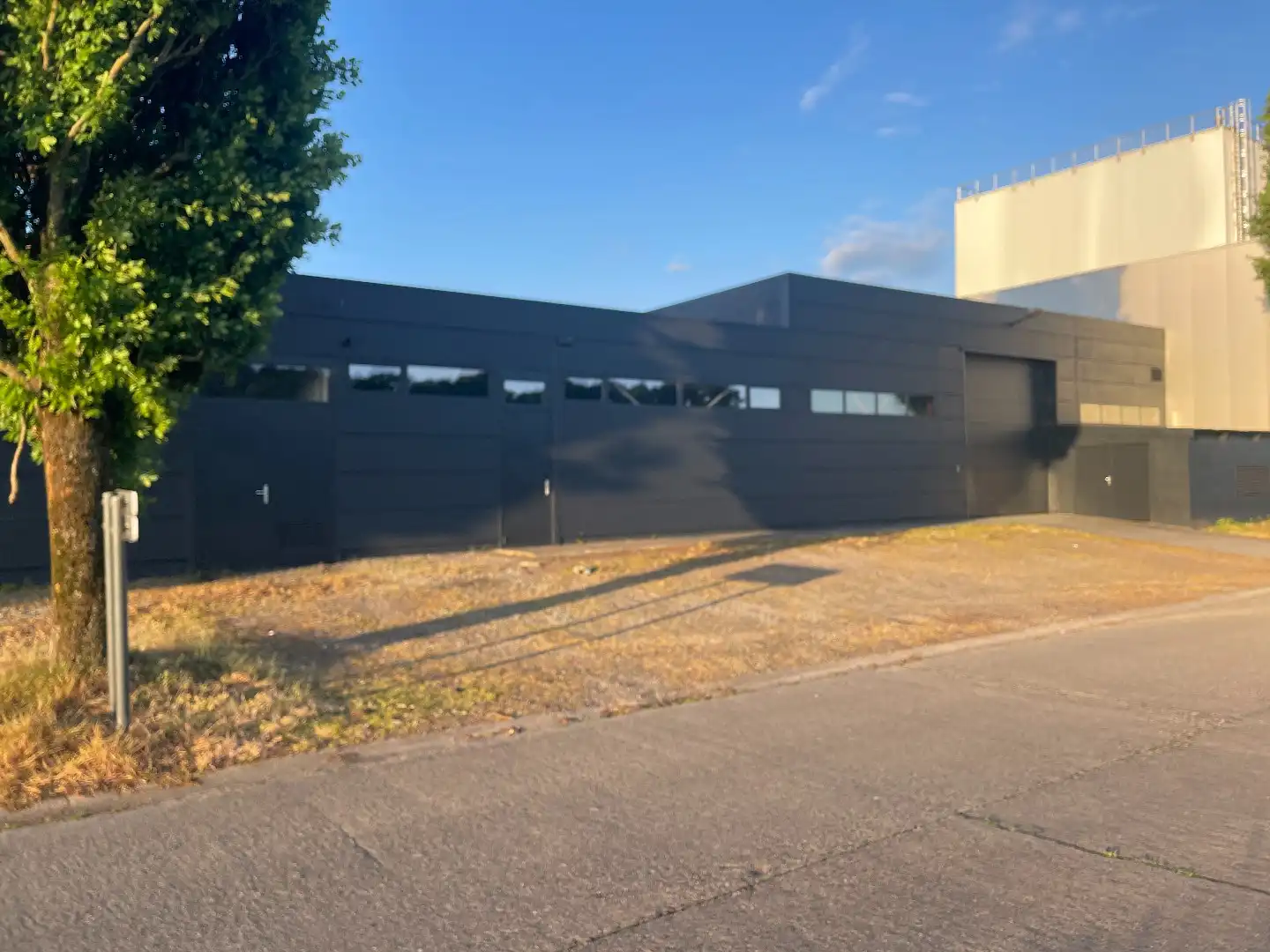 Industriële multifunctionele bedrijfsruimte van 1500m² in Hasselt met 2080 m² perceeloppervlakte en 50.00 parkeerplaatsen foto 8