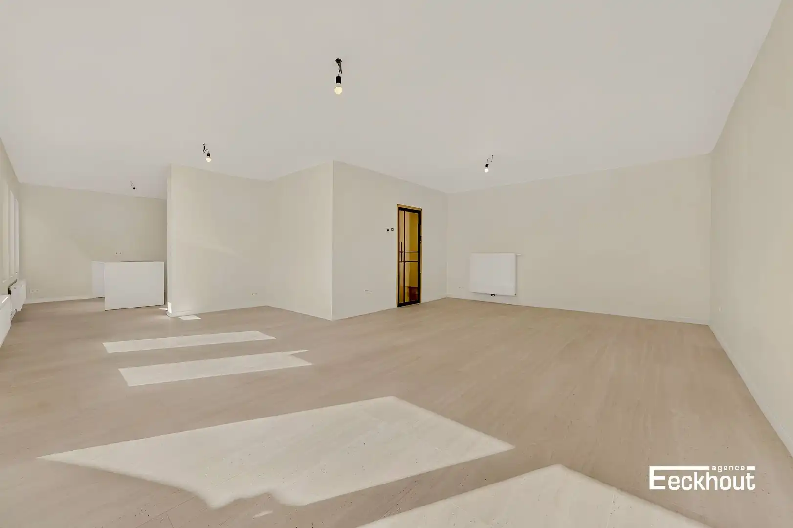 Modern & lichtrijk gelijkvloersappartement met 3 slaapkamers, tuin en terras! foto 2