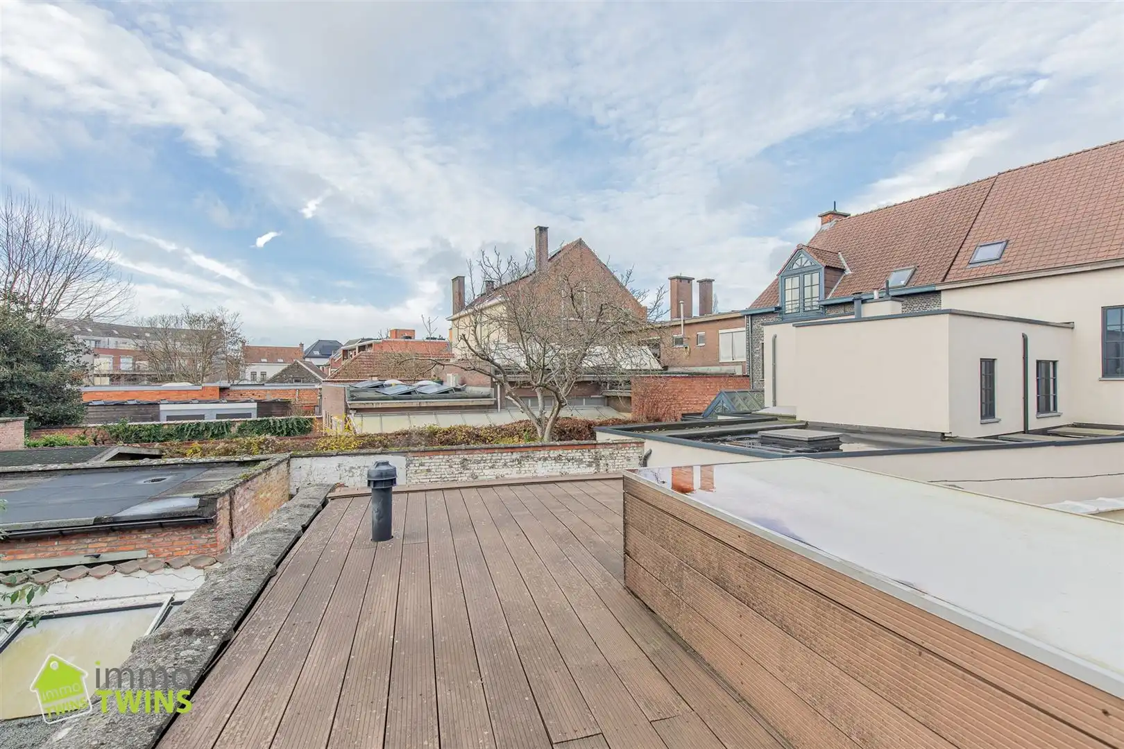 In een rustige maar toch centraal gelegen straat ontdekken we deze volledig instapklare, verrassend ruime en bijzonder energiezuinige woning foto 16