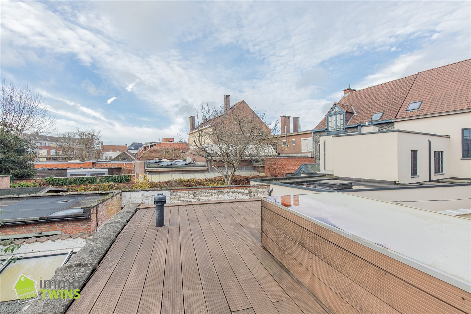 In een rustige maar toch centraal gelegen straat ontdekken we deze volledig instapklare, verrassend ruime en bijzonder energiezuinige woning foto 16