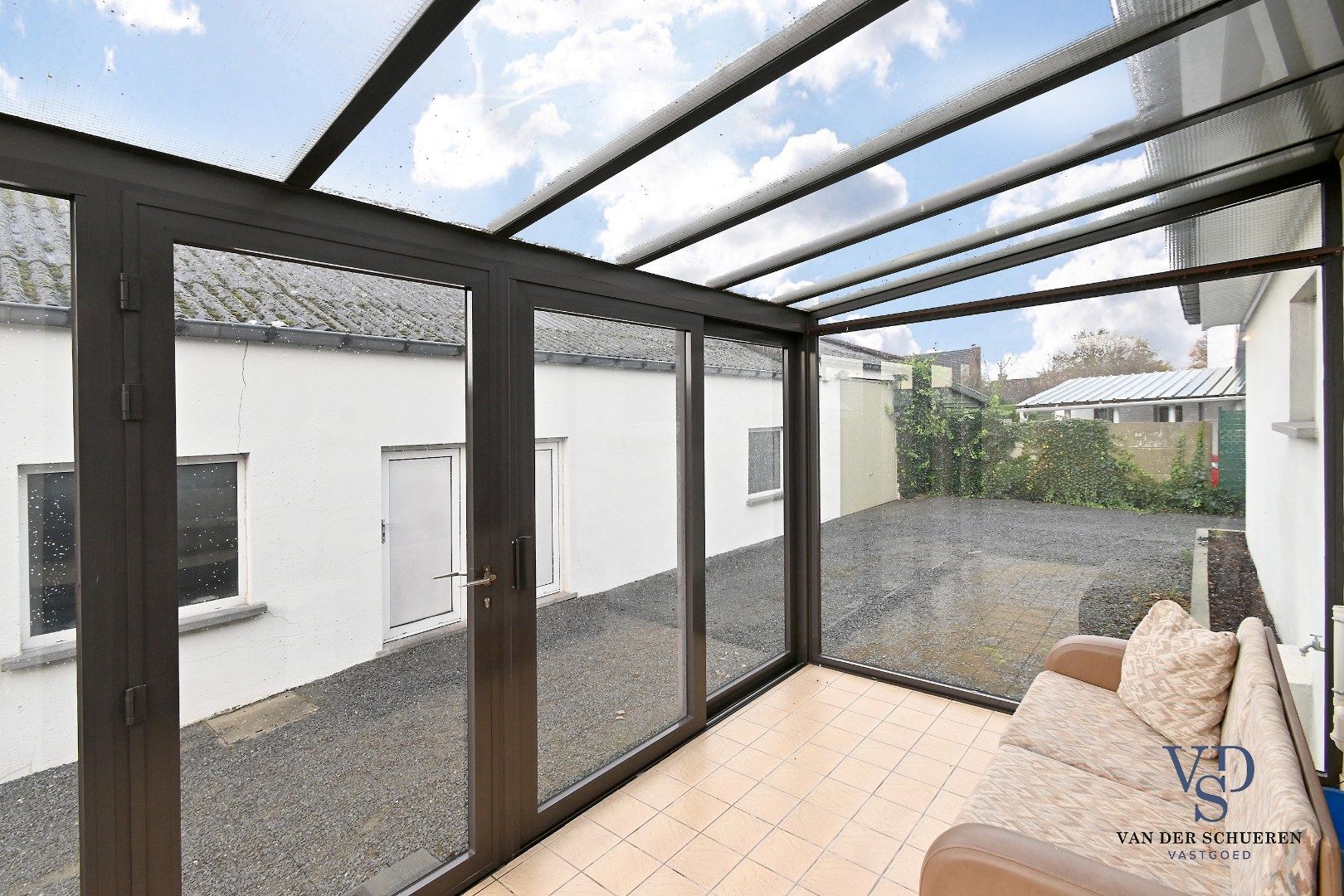 Bungalowwoning met afzonderlijke loods foto 10