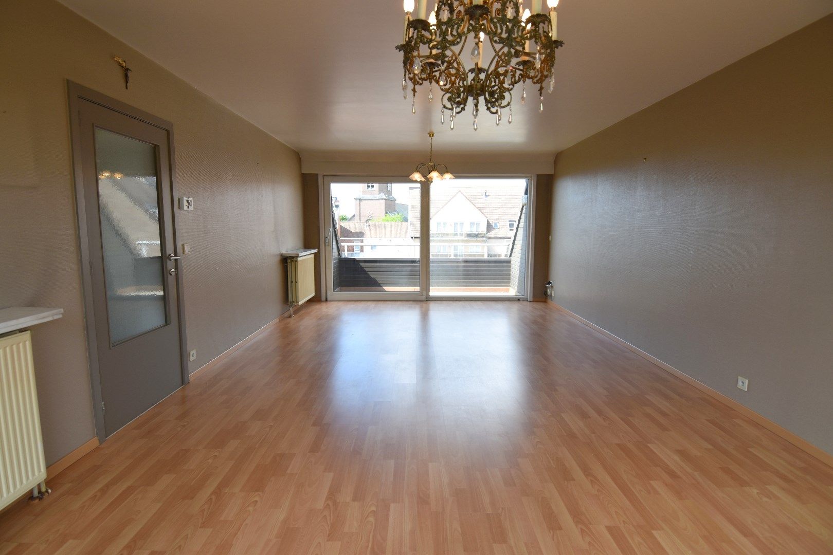 Lichtrijk 2-slaapkamerappartement met kelderberging te koop in het hart van Gullegem foto 4