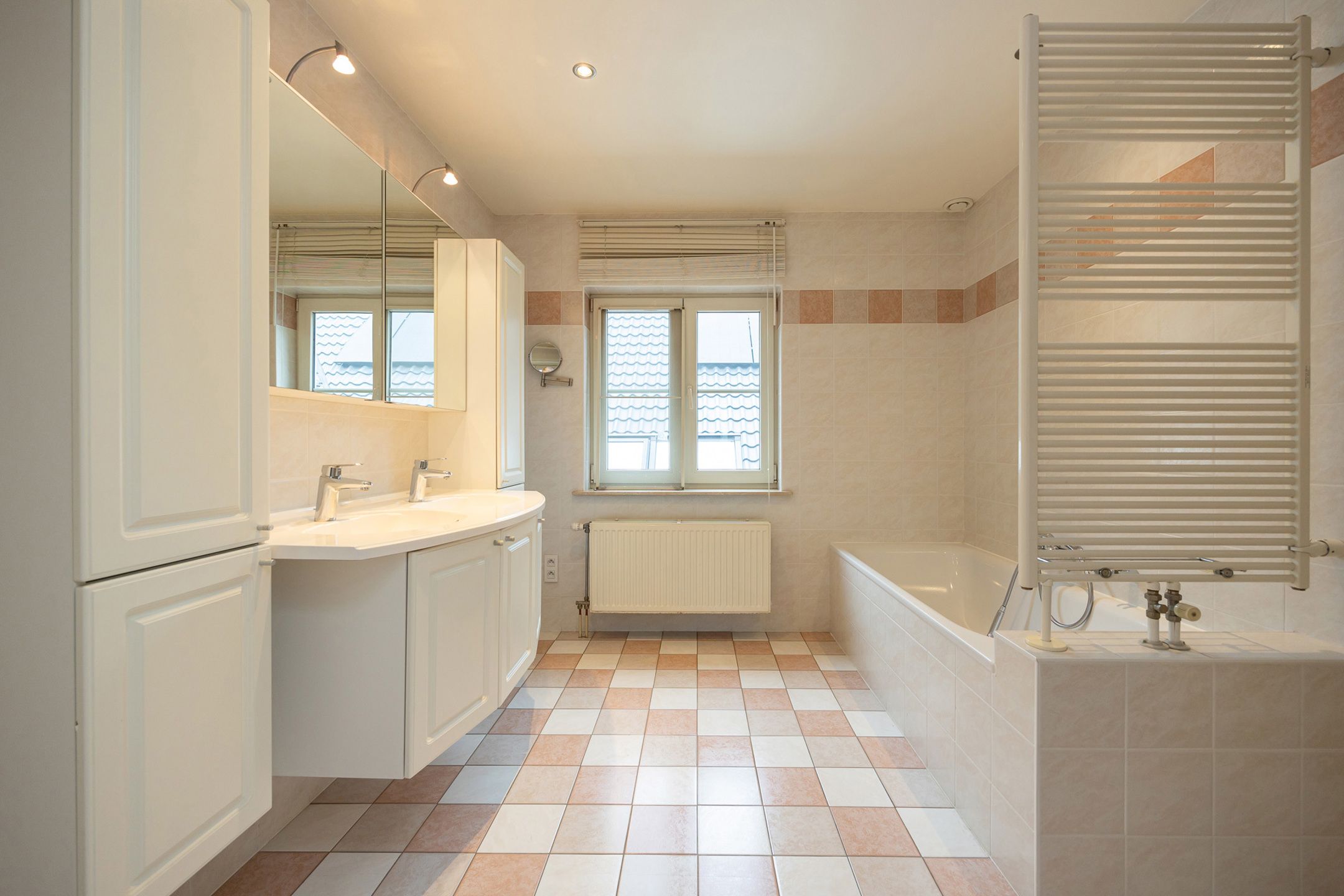 Ruime villa met tuin, bijgebouw en dubbele garage in Zoersel. foto 14