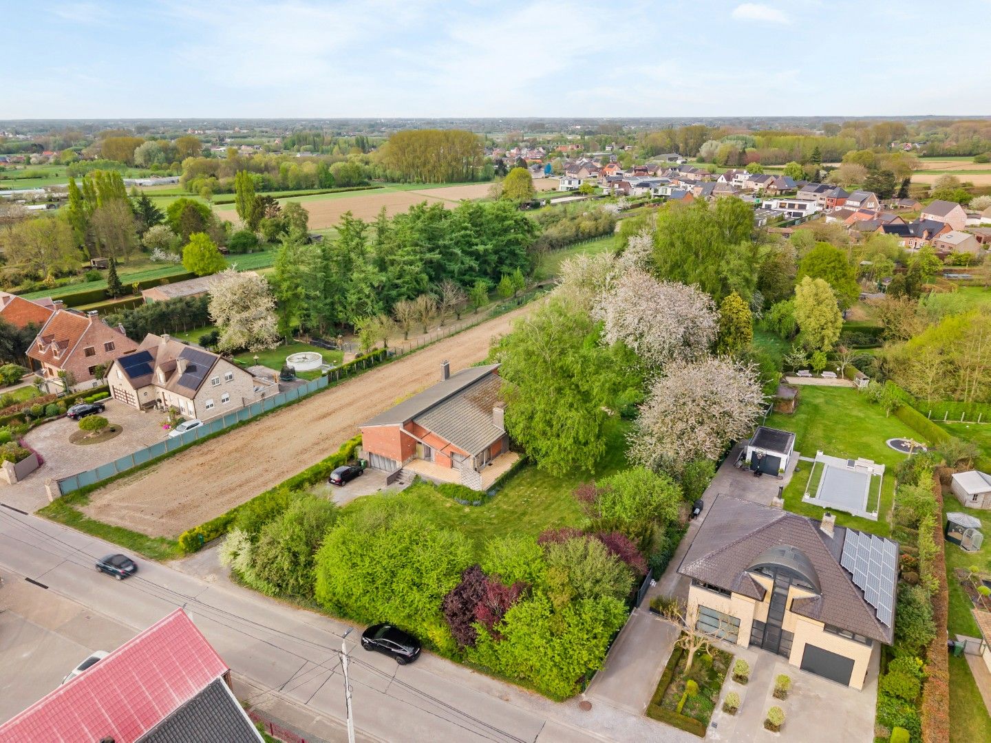SEVENTIES BUNGALOW OP PERCEEL 46 A 48 CA MET POTENTIËLE BOUWGROND foto 3