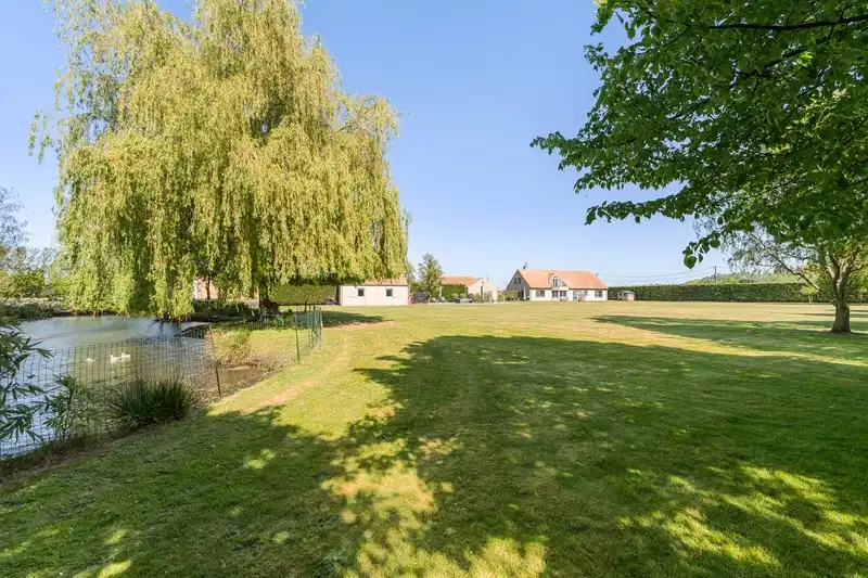 Uitzonderlijke villa-landhuis met bijgebouwen op een prachtig domein. foto 6