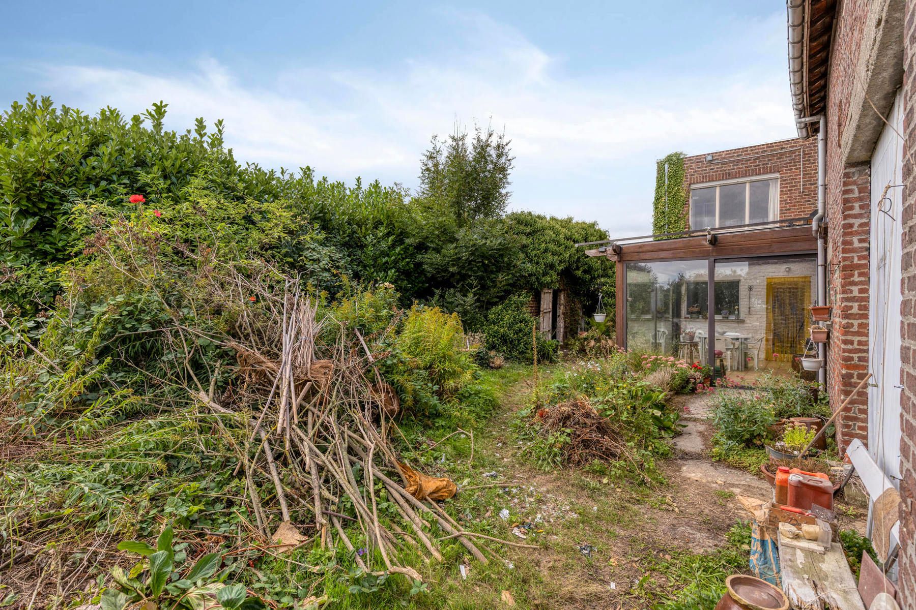 Ruime te renoveren woning met opslagplaats in hartje Gooik foto 23