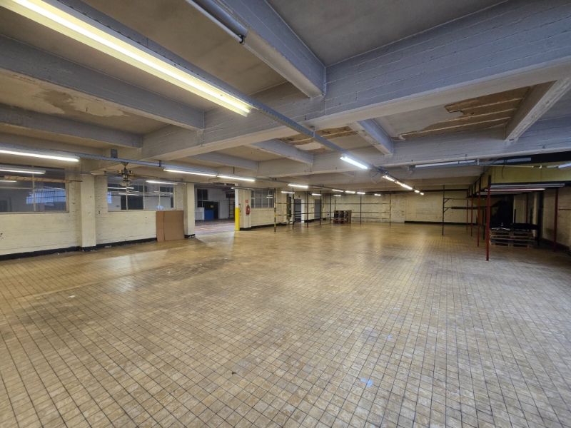 Magazijn met kantoren te huur foto 3