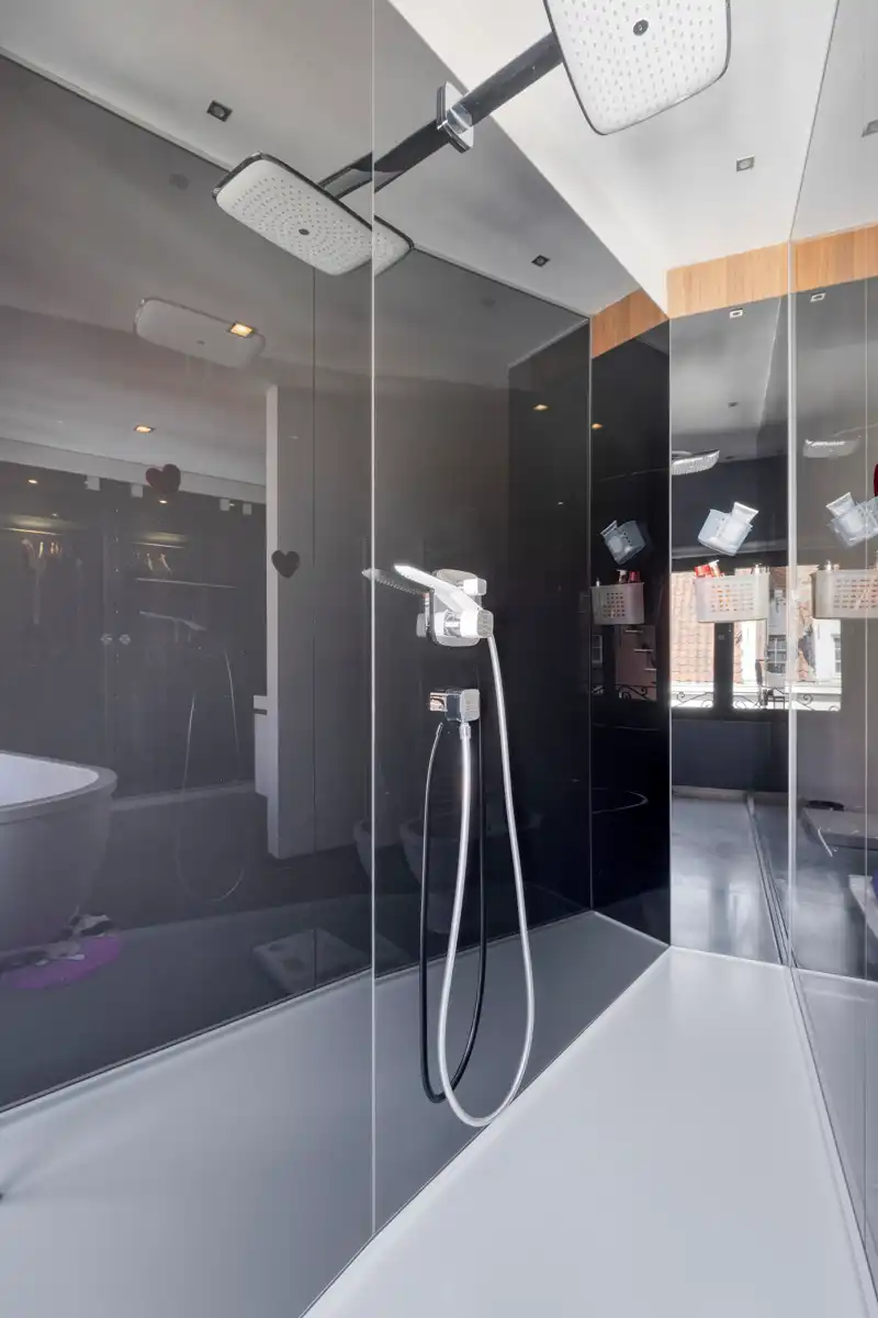 Gerenoveerde (2010) burgerwoning met dubbele garage foto 18