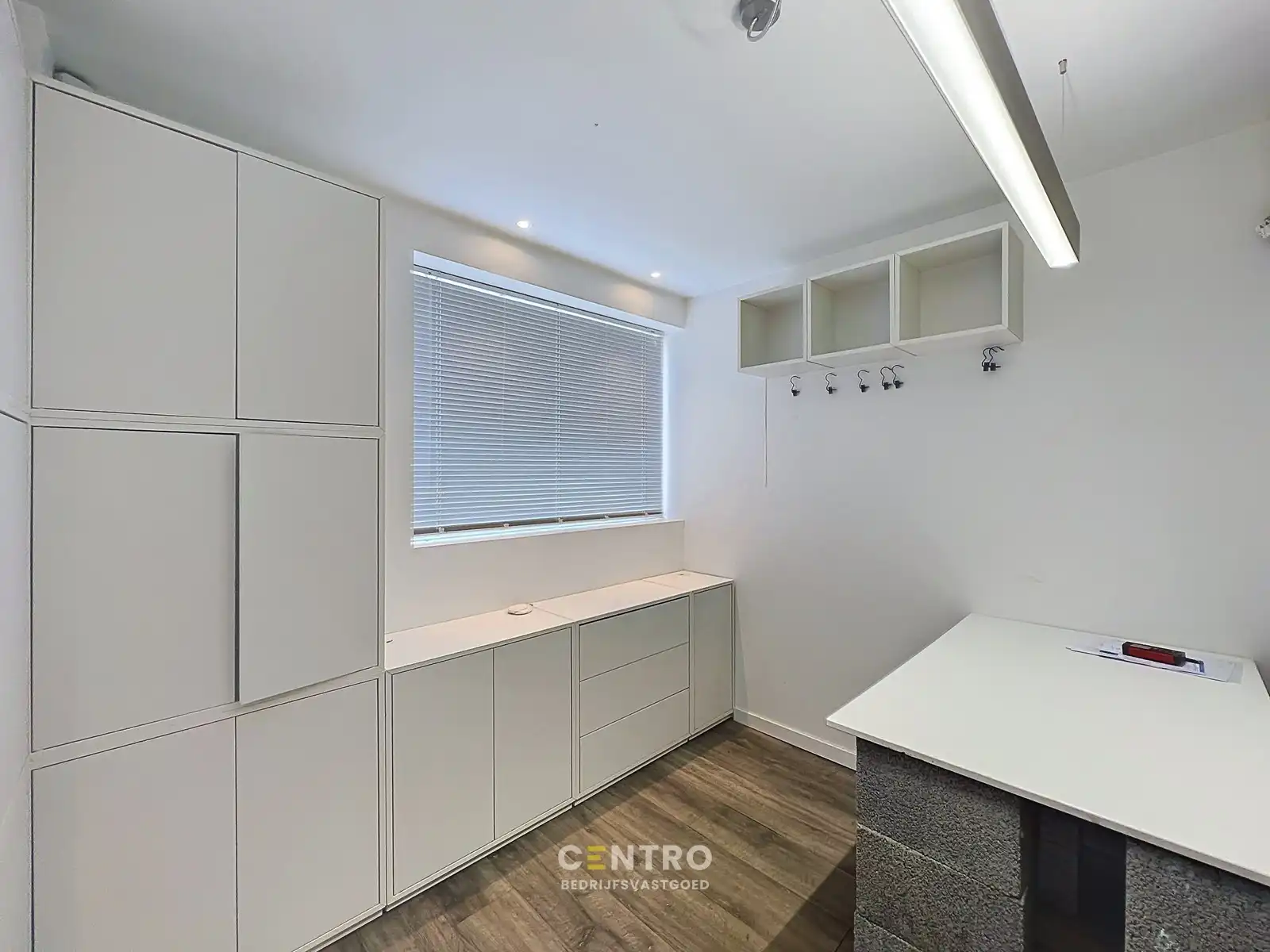 Instapklaar bedrijfspand (±345 m²) met magazijn, kantoor én 4 verhuurbare opslagunits, 1 garage en ruime parking op 603 m²  te INGELMUNSTER! foto 13