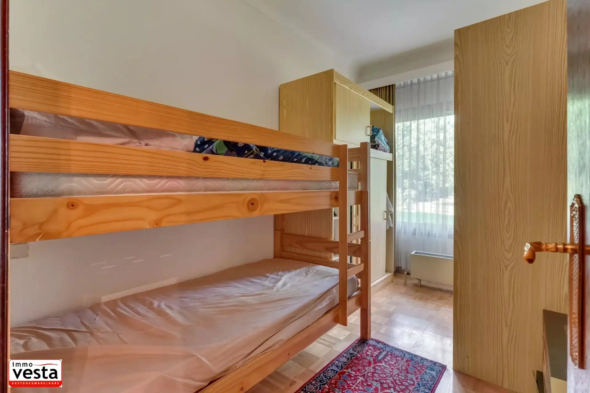 Zeer ruim gelijkvloers appartement foto 10