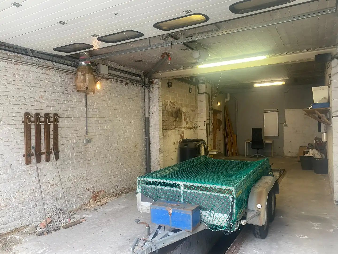 Ruime garage/magazijn met smeerput en elektrische poort foto {{pictureIndex}}