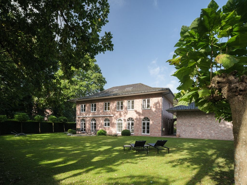 Hoofdfoto van de publicatie: Vrijstaande villa (363 m²) met ruim bijgebouw op een gunstig perceel van 1.205 m²