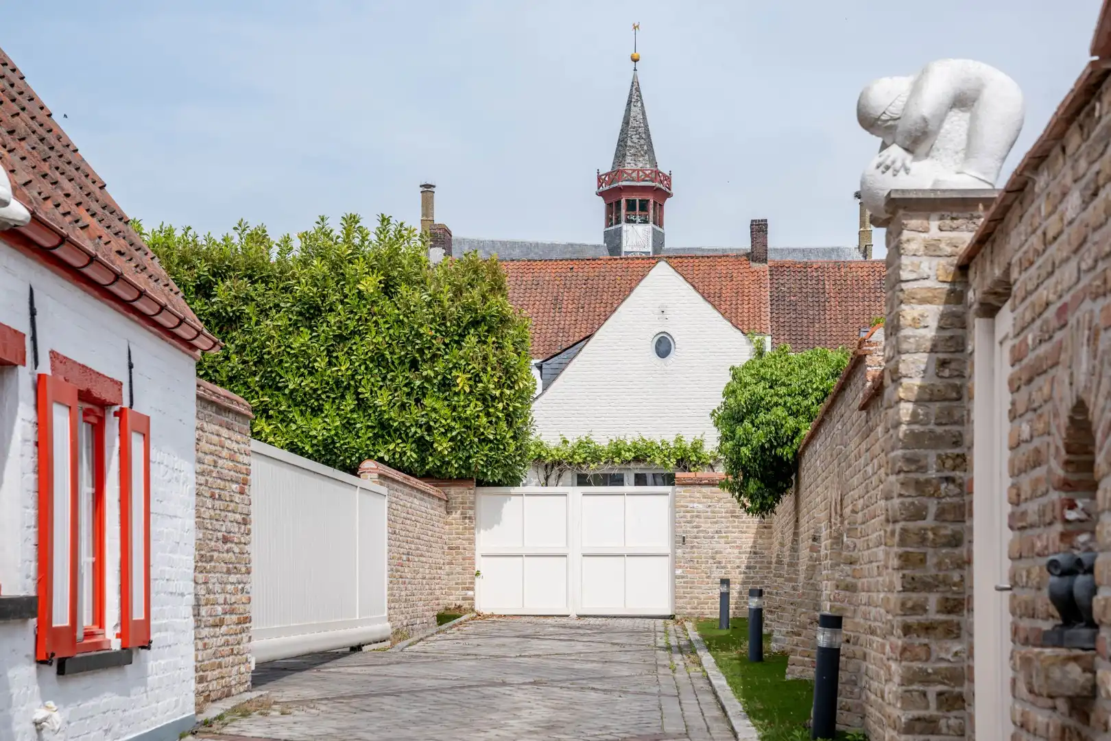 Charmant historisch handelspand met woonst en appartement op de Markt van Damme foto 2