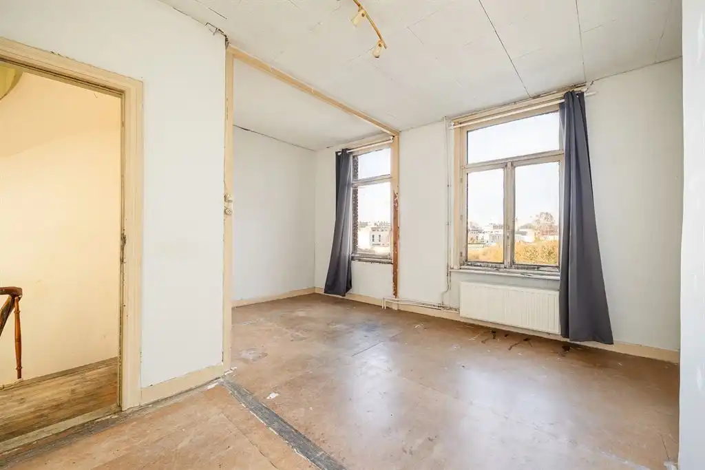 Te renoveren woning met grote tuin foto 16