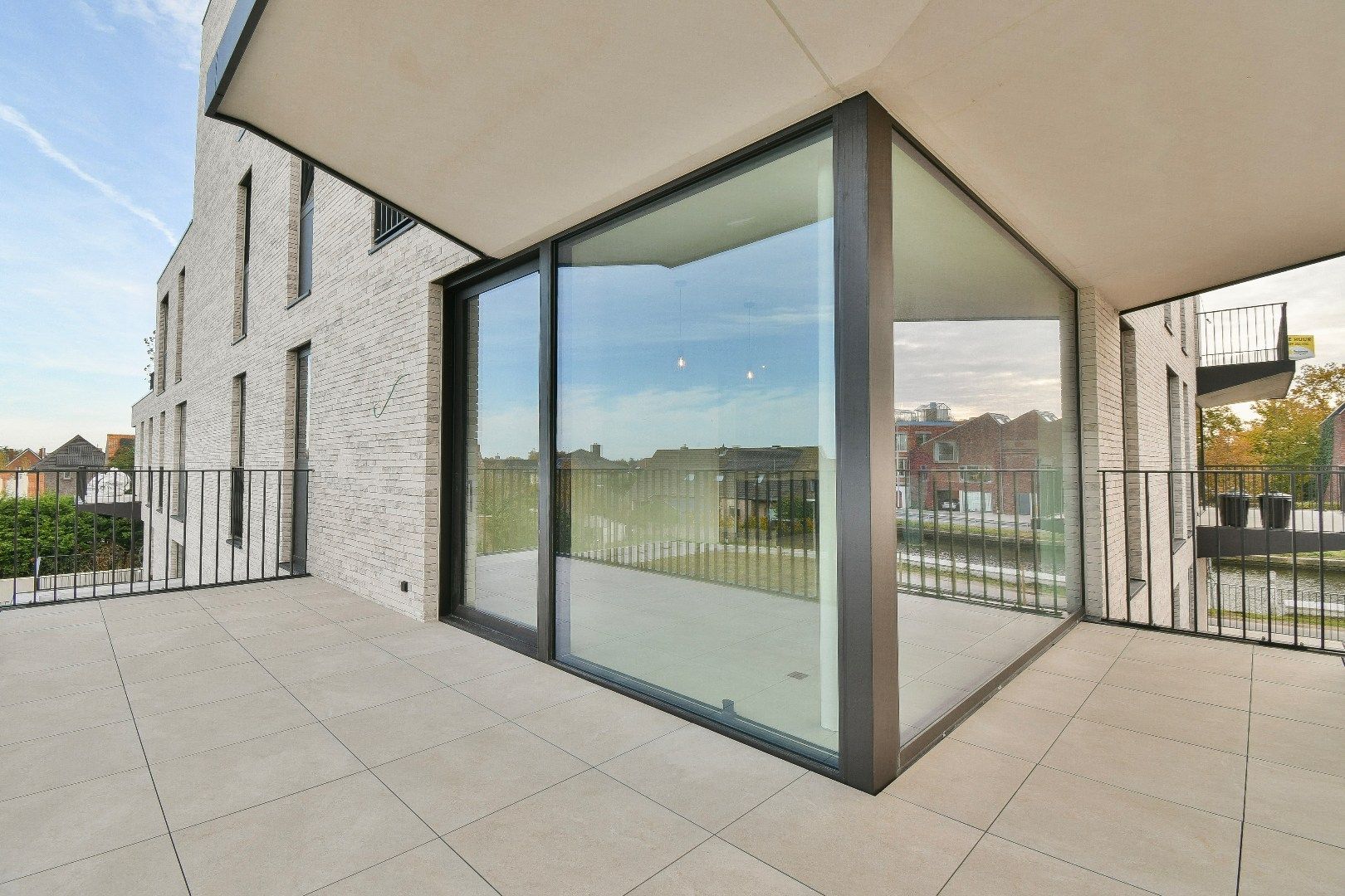 Nieuwbouwappartement met twee slaapkamers aan het kanaal van Oudenburg foto {{pictureIndex}}