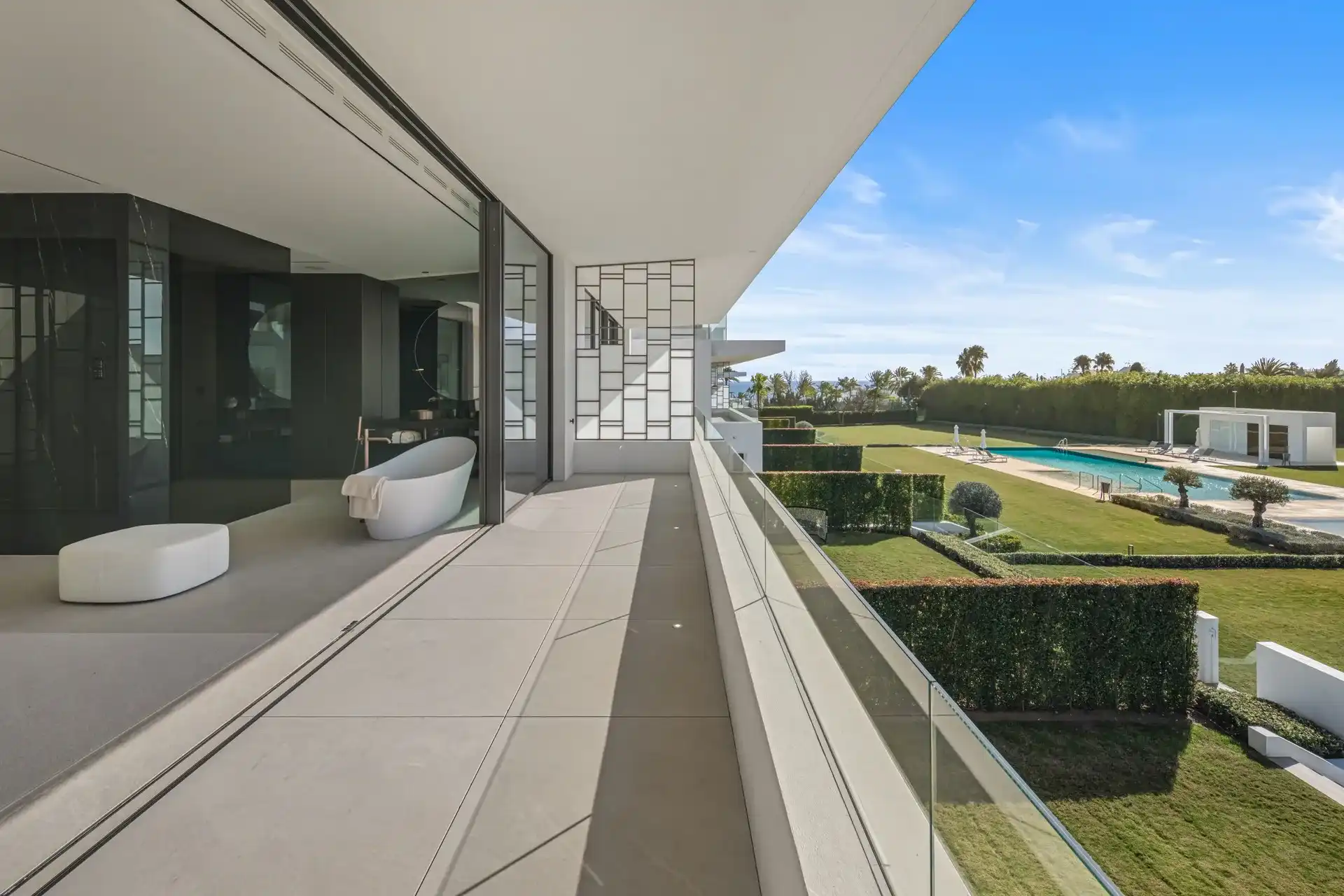 Exclusieve villa met resortgevoel in het meest prestigieuze deel van Marbella foto 29
