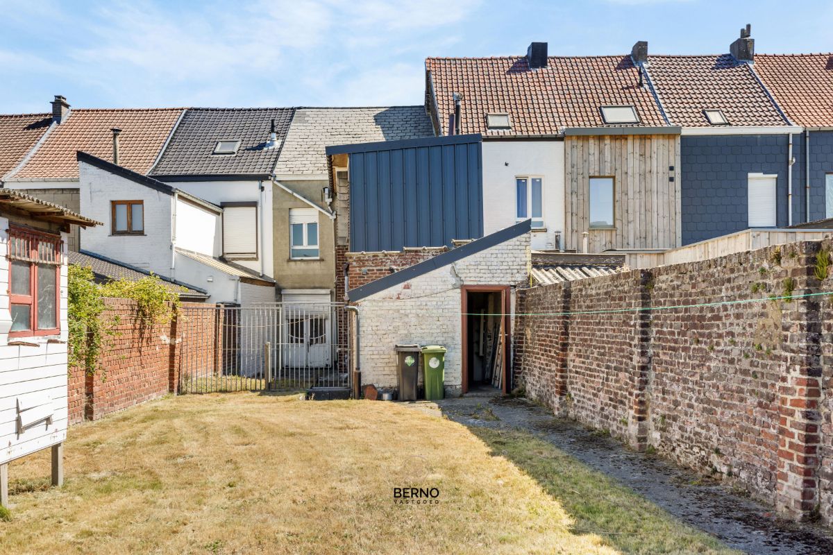 Te renoveren, ruime rijwoning met tuin en garageboxen foto 19