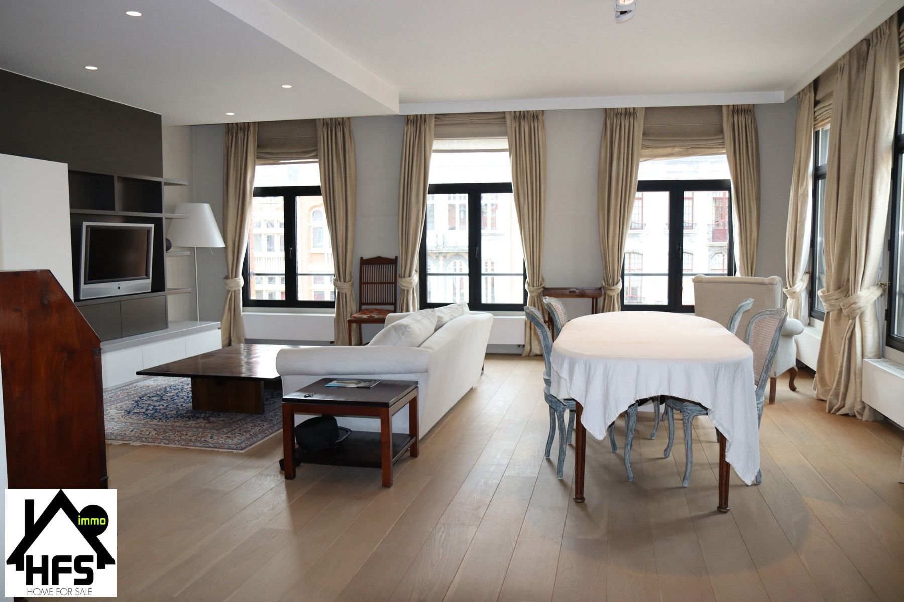 App op topligging op de Ijzerenleen met zicht op de historische gebouwen en Sint Rombouts toren foto 6