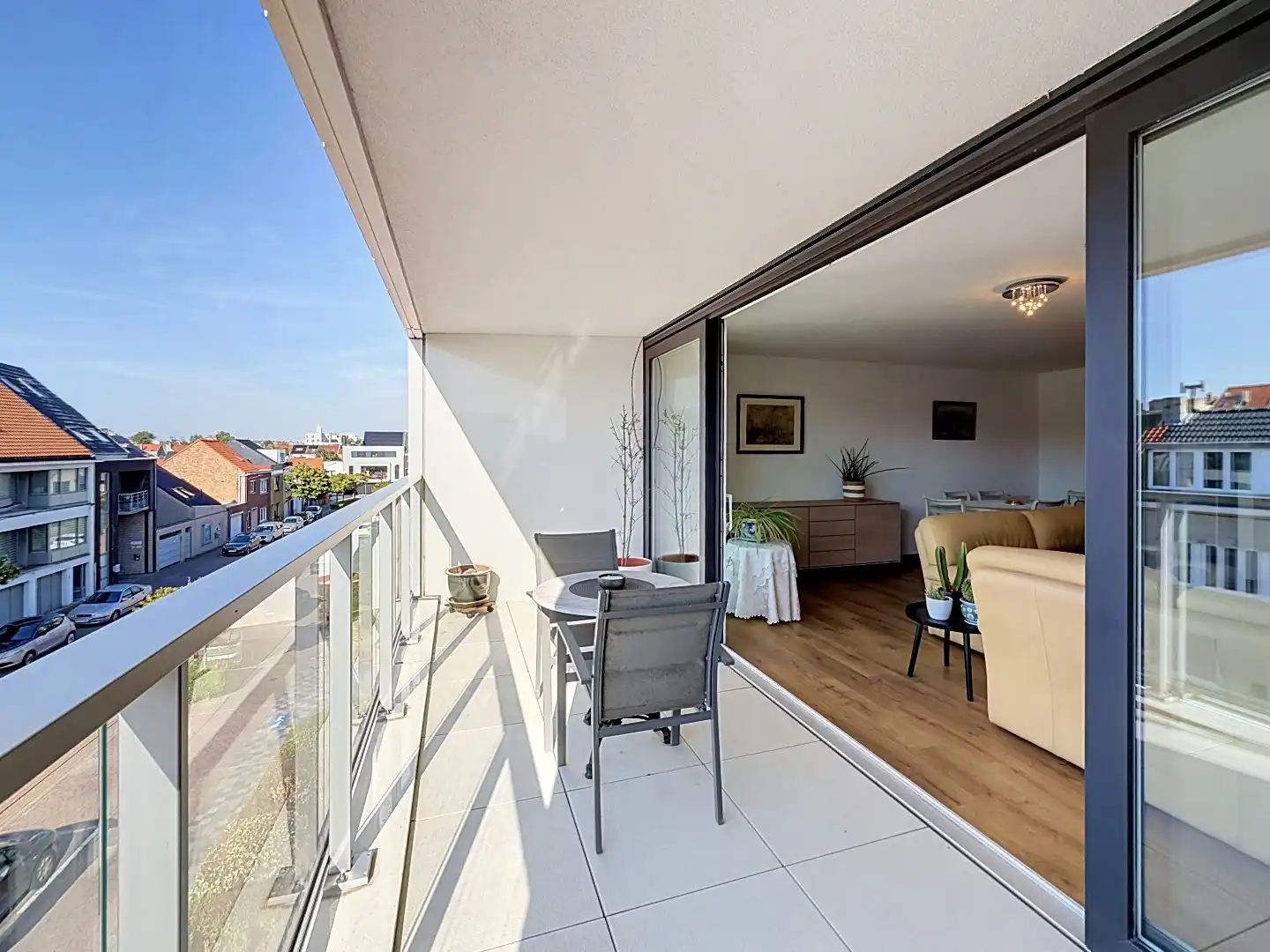 Lichtrijk woonappartement met ruim terras vlak bij zee.  foto 2