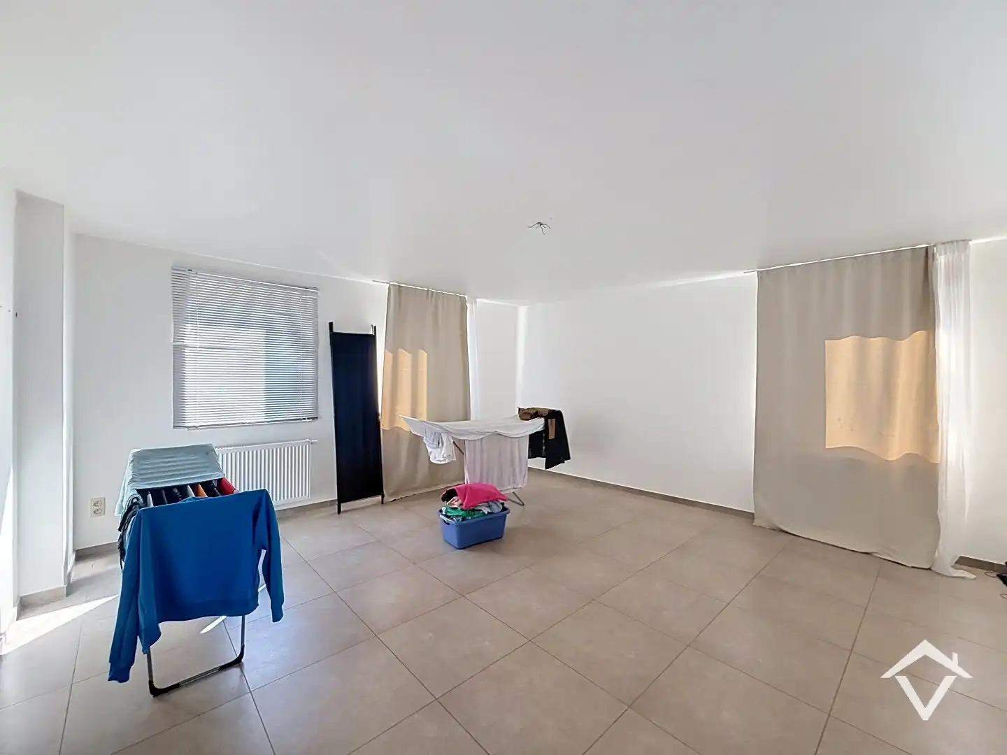 Bel-étagewoning met 2 slaapkamers, zonnig dakterras en ruime garage te centrum Roeselare foto 12