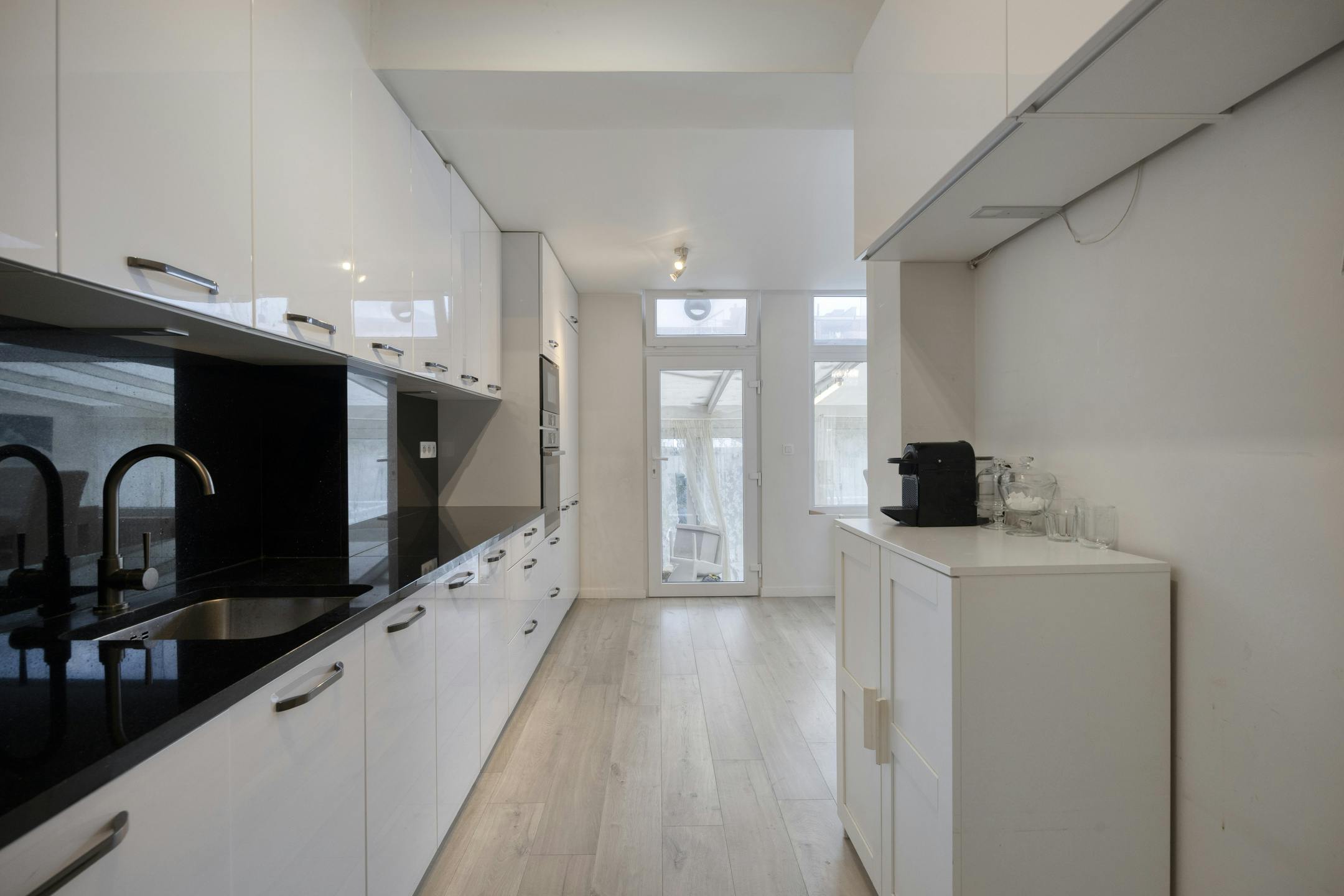 Huis met 6 slaapkamers  en tuin te koop in Merksem! foto 8