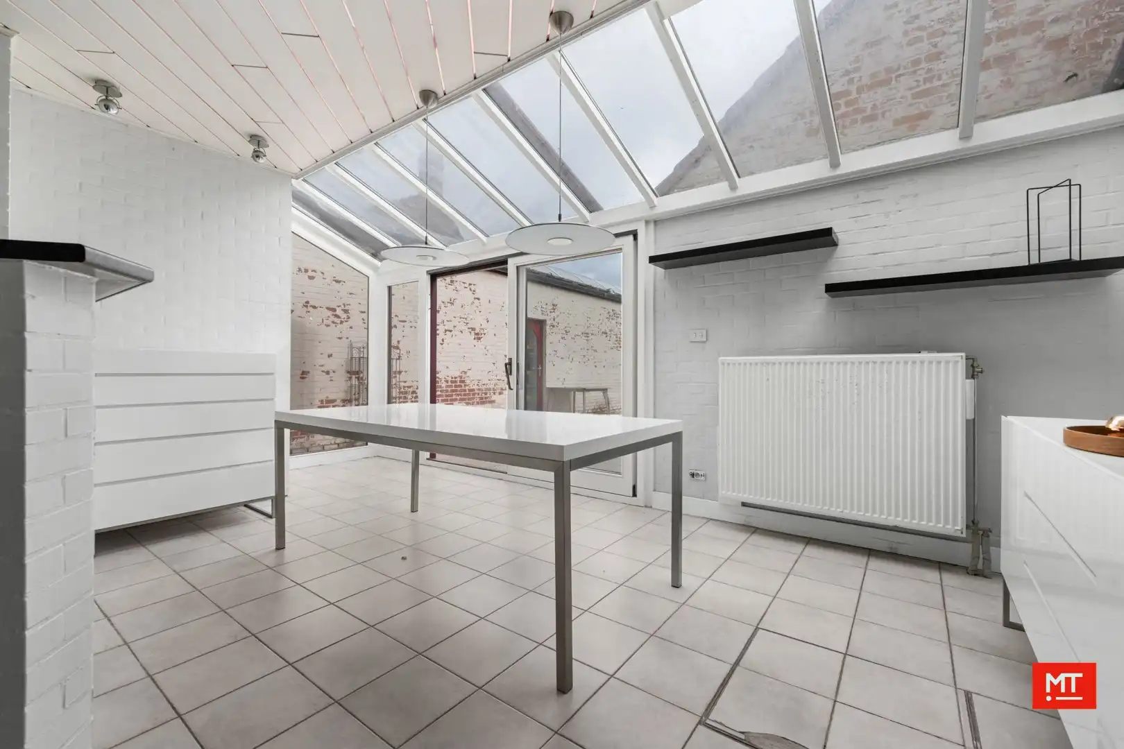 Bijzonder ruime woning met opslagruimte, dubbele garage en uitweg in centrum Langemark foto 6