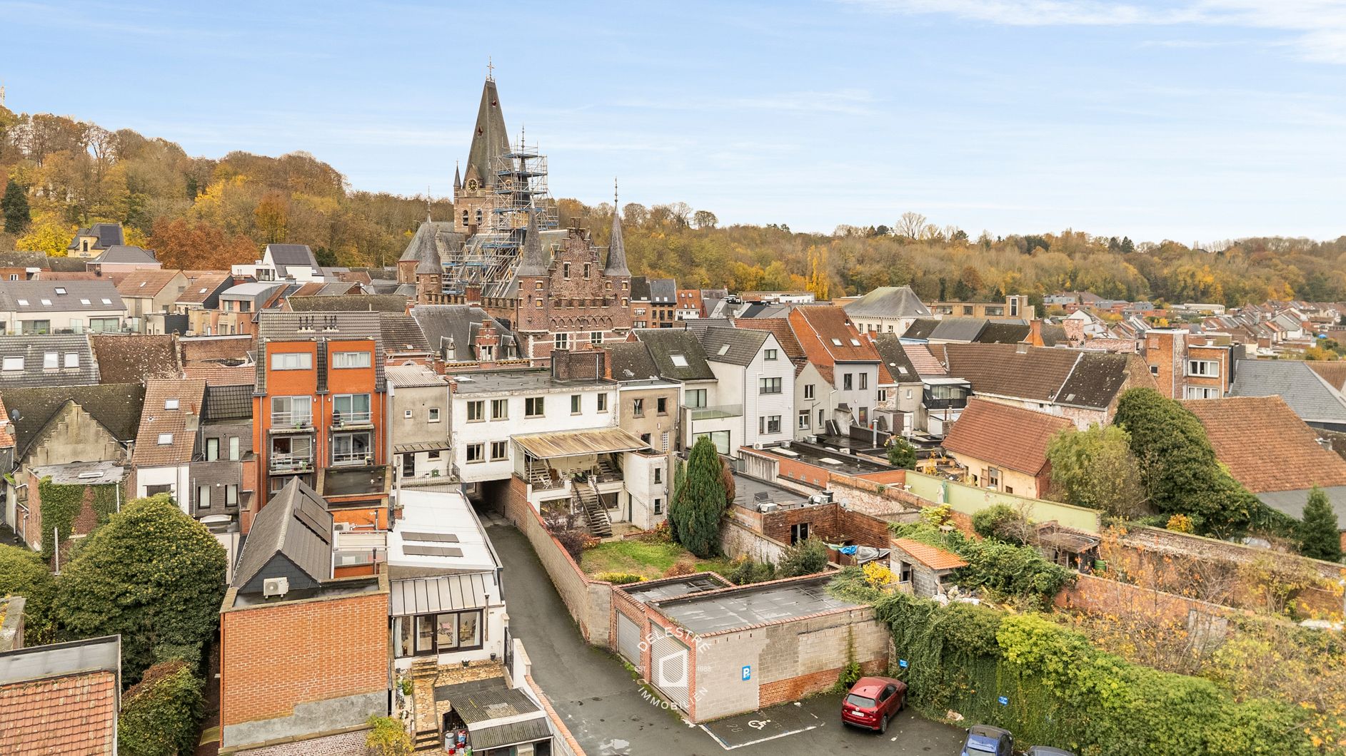 ERG RUIME MULTIFUNCTIONELE EIGENDOM MET 3 GARAGES  foto 2