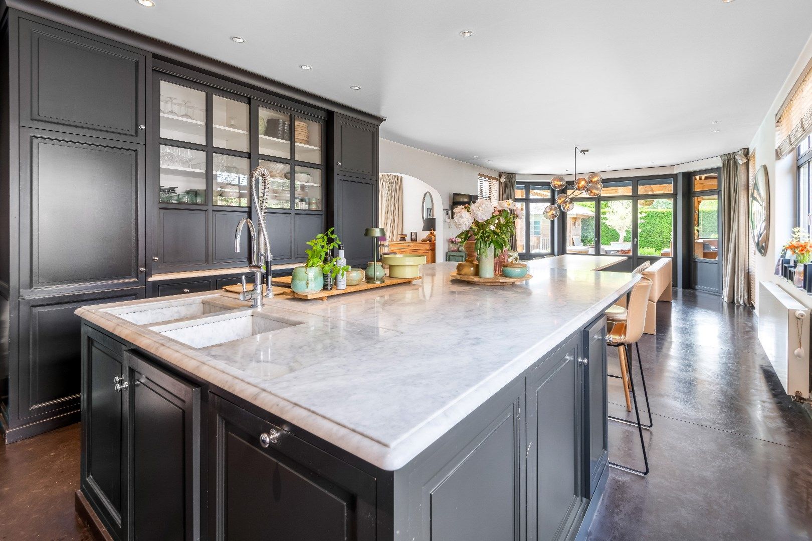 Luxueus afgewerkte villa met  buitenzwembad. foto 10