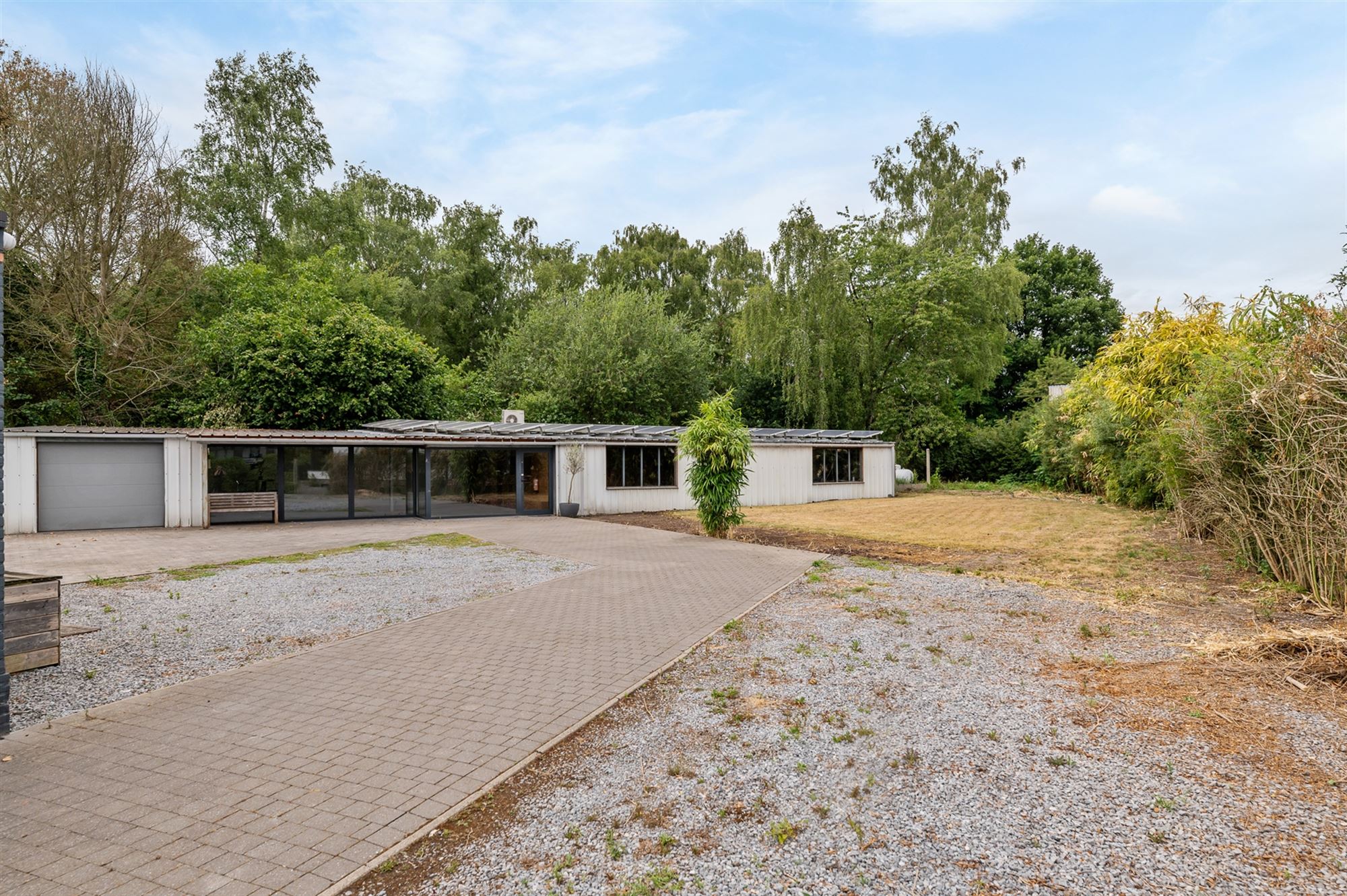 RUIME WONING (213M2) MET 5 SLAAPKAMERS + POLYVALENTE RUIMTE VAN 240M2 OP EEN PERCEEL VAN 18A91 foto 2
