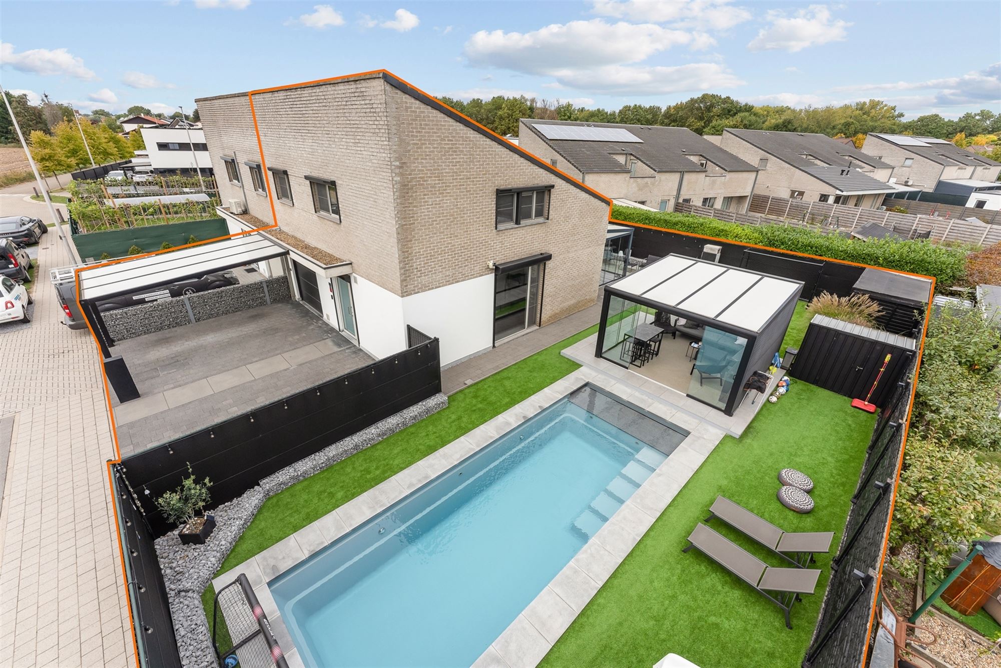 PRACHTIG GERENOVEERDE WONING MET 3 SLAAPKAMERS UITERST RUSTIG GELEGEN IN DE NABIJHEID VAN TESSENDERLO CENTRUM foto {{pictureIndex}}