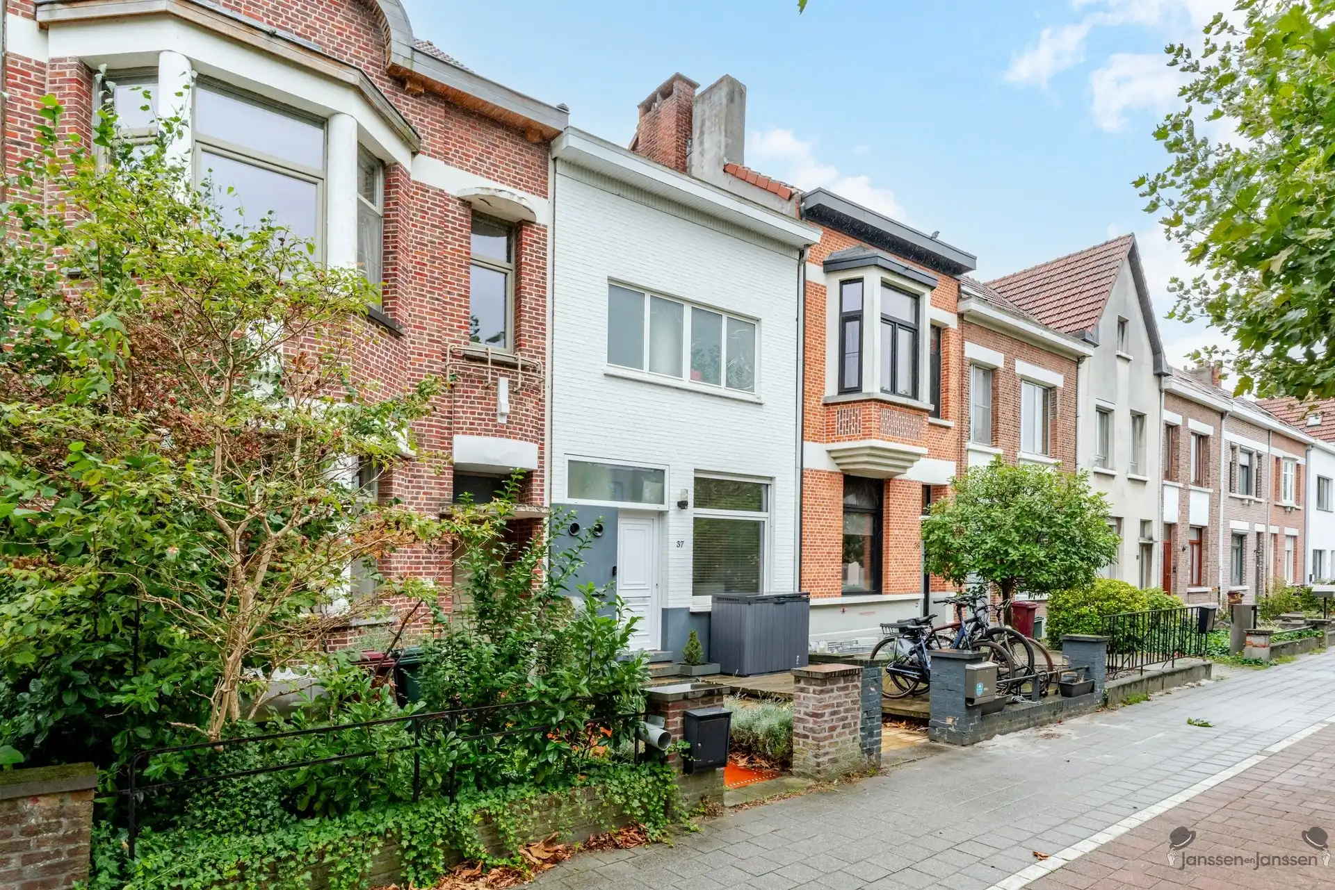 Ruime gezinswoning met gezellige tuin op centrale locatie in Schoten foto 3