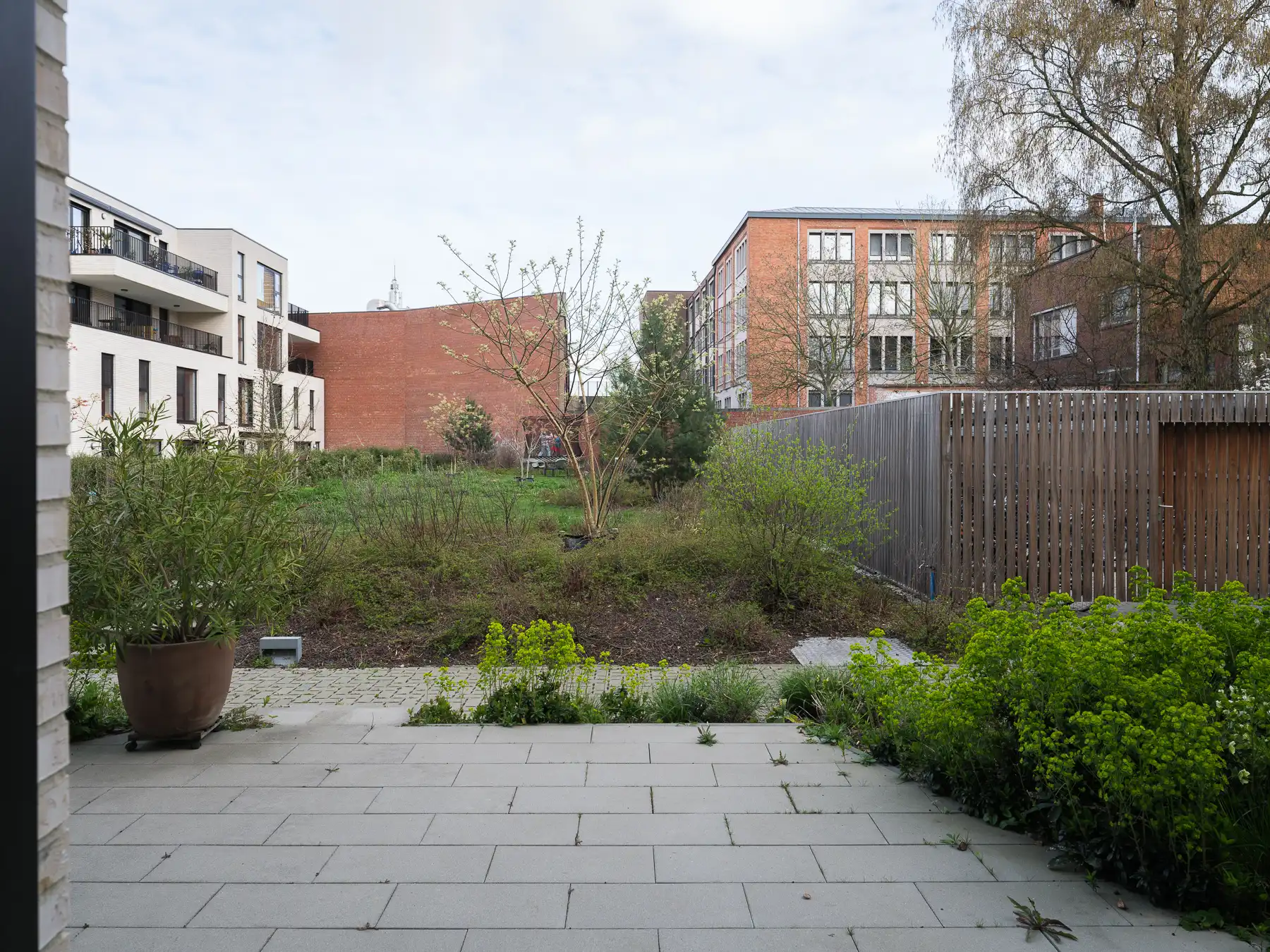 Instapklaar recent appartement met terras foto 9