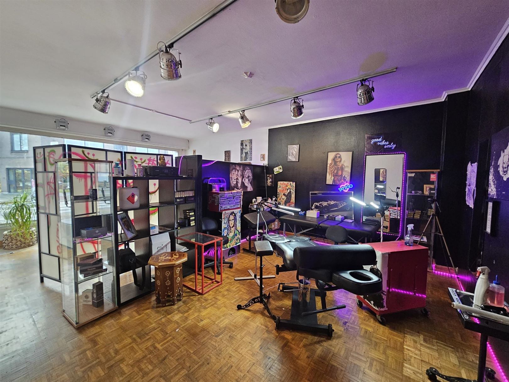 Centraal gelegen winkelpand met woonst en tuin foto 3