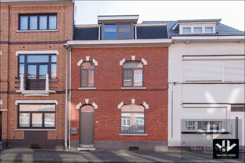 Ruime woning met grote stadstuin op toplocatie! Garage optioneel! foto {{pictureIndex}}