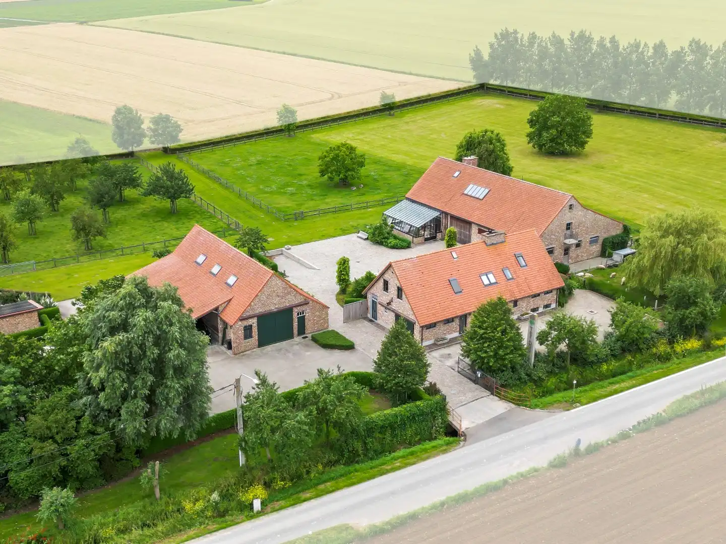 Unieke vierkantshoeve op toplocatie in Heuvelland te koop! foto {{pictureIndex}}